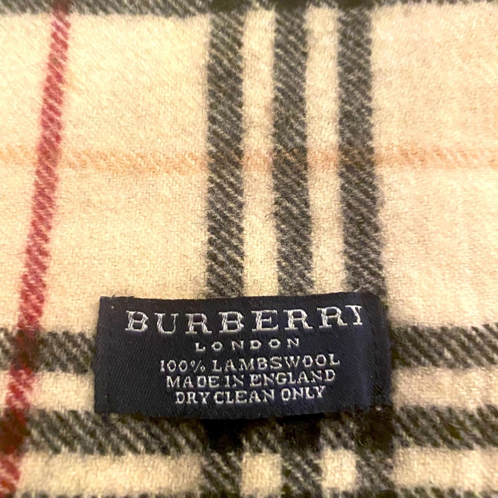 Burberry Scarf Classic Print 100% Authentic Perfect for Fall/Winter!